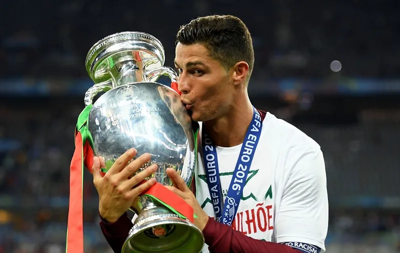cristiano-ronaldo-la-cau-thu-bong-da-nguoi-nuoc-nao