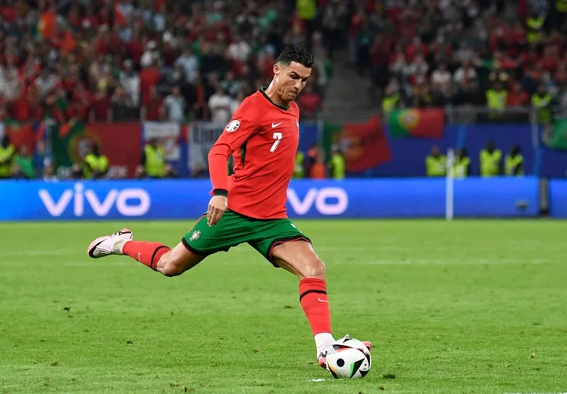 cristiano-ronaldo-la-cau-thu-bong-da-nguoi-nuoc-nao