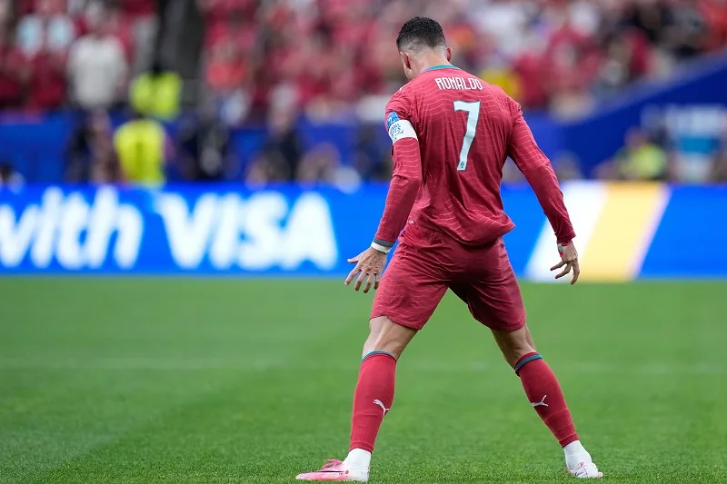 cristiano-ronaldo-la-cau-thu-bong-da-nguoi-nuoc-nao