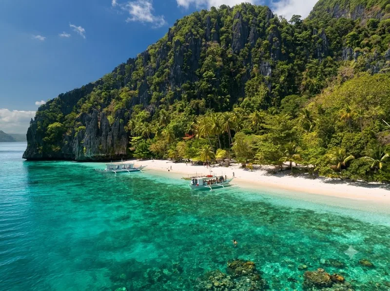 Entalula Beach Philippines sở hữu cát trắng, nước xanh trong và cảnh quan nhiệt đới, được đánh giá là một trong những bãi biển đẹp nhất thế giới.