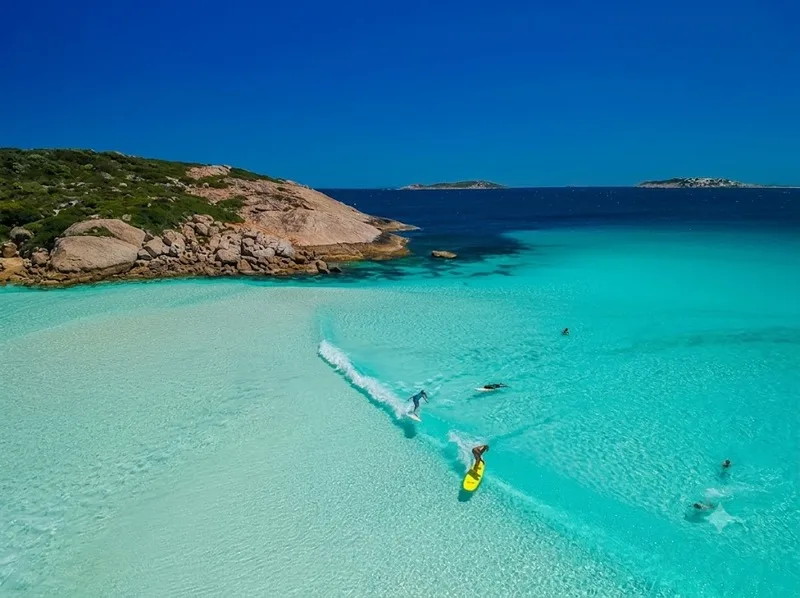 Wharton Beach Australia nổi bật với bờ cát rộng, nước biển trong và vẻ đẹp hoang sơ của vùng ven biển.