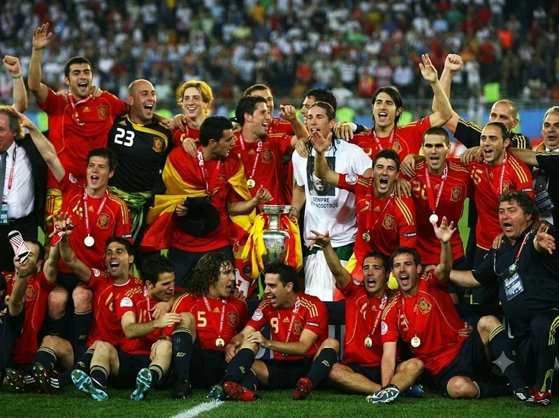 Thế hệ Xavi, Iniesta và Casillas đưa Tây Ban Nha trở lại ngôi vô địch châu Âu sau 44 năm.