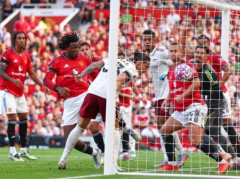Những màn đấu trí giữa Arsenal và Manchester United luôn nổi bật bởi kiểm soát bóng, pressing và chuyển trạng thái tốc độ cao.