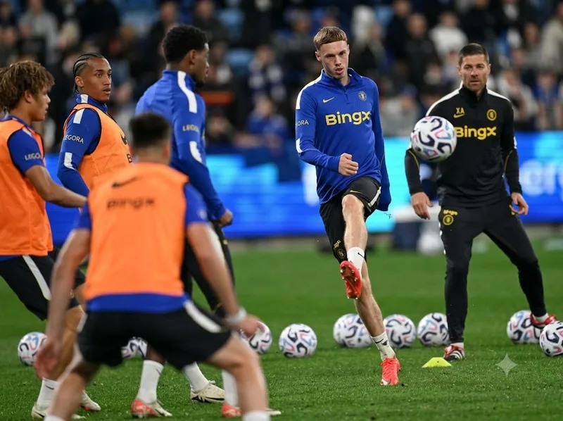 Các cầu thủ Chelsea chuẩn bị cho mùa giải mới dưới thời HLV Xabi Alonso