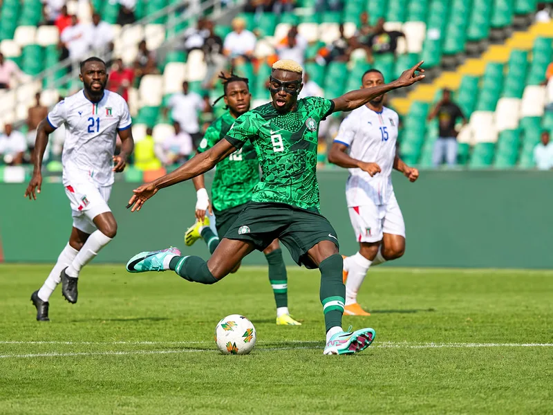 Trong màu áo Nigeria, Victor Osimhen là mũi nhọn quan trọng nhờ tốc độ, pressing và khả năng dứt điểm.