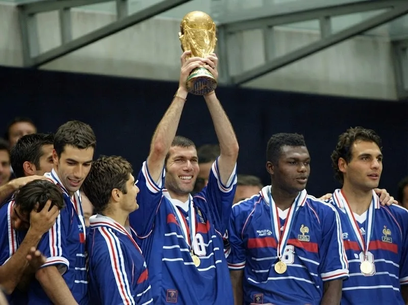 Zidane ăn mừng chức vô địch World Cup 1998 cùng đội tuyển Pháp sau trận chung kết lịch sử.