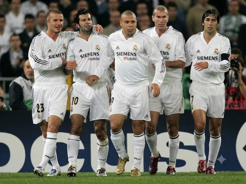Zidane khoác áo Real Madrid trong kỷ nguyên Galácticos cùng nhiều ngôi sao hàng đầu thế giới.